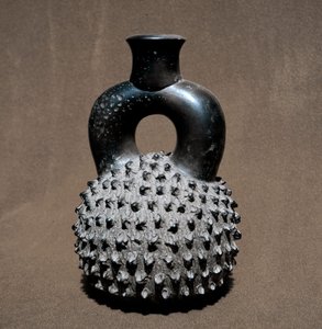 Sztuka przedkolumbijska, cywilizacja cupisnique: waza w kształcie chrząszcza i granatu. 300 pne-100 ne. Lima, Narodowe Muzeum Antropologii i Archeologii, Peru autorstwa Pre Columbian Pre Columbian