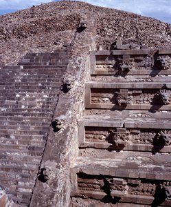 Cywilizacja przedkolumbijska: widok miejsca Teotihuacan (300 pne-600 ne): Świątynia Quetzalcoatla lub Świątynia Pierzastego Węża. Meksyk autorstwa Pre Columbian Pre Columbian