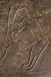 Postać ludzka i głowa byka (rzeźba naskalna) autorstwa Prehistoric