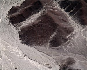 Widok z lotu ptaka na linie Nazca przedstawiające postać ludzką (zdjęcie) autorstwa Prehistoric Prehistoric