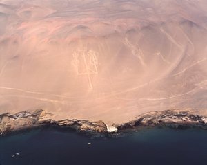 Widok z lotu ptaka na Paracas Candelabra lub Candelabra Andów, w Pisco Bay (1983 - Fotografia) autorstwa Prehistoric Prehistoric