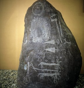 Cywilizacja Camunni, prehistoria, sztuka naskalna: nagrobek, zwierzęta, groty strzał i spirale - Stela Bagnolo typ 2 w Valcamonica (Dolina Camonica) (Włochy). autorstwa Prehistoric Prehistoric