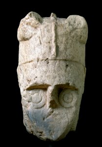 Głowa łucznika z rogatym hełmem (miles cornutus), z Monte Prama (Cabras), konserwowana w Narodowym Muzeum Archeologicznym w Cagliari autorstwa Prehistoric Prehistoric