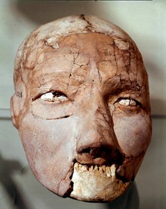 Sztuka neolitu: ludzka czaszka z epoki kamienia (6000-4000 p.n.e.). Z Jerycha, Muzeum Archeologiczne, Amman, Jordania autorstwa Prehistoric Prehistoric