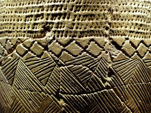 Ceramika z dekoracją „grzebienia grzebienia”, około 8000 pne z okresu neolitu, Amsa-Dong, Korea. Fotografia, Muzeum Narodowe w Seulu, Republika Korei autorstwa Prehistoric Prehistoric