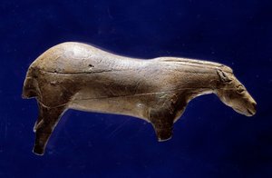 Sztuka prehistoryczna (środek magdaleński): rzeźba w rundzie konia w mamut z kości słoniowej z jaskini Espelugues (Hautes-Pyrenees) wym. 0,073x0,035x0,017 m. Saint Germain en Laye, Muzeum Archeologii Narodowej