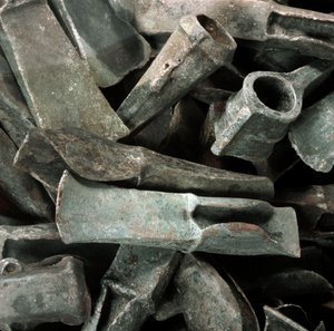 Prehistoria: Topór typu Ardea z Necropole of Ardea, Lazio. Epoka żelaza. VIII wiek p.n.e. Rzym, Narodowe Muzeum Etnografii Prehistorycznej Luigi Pigorini autorstwa Prehistoric Prehistoric