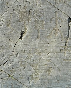 Prehistoria, cywilizacja Camunni, sztuka naskalna: nagrobek przedstawiający sceny polowań na jelenie i codzienne życie na wsi. Okres między neolitem a epoką brązu. Capo di Ponte, Park Narodowy Naquane Rock Engravings, Valcamonica, Val Camonica, autorstwa Prehistoric Prehistoric