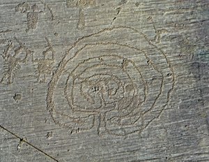 Prehistoria, cywilizacja Camunni, sztuka naskalna: grób przedstawiający broń wojowników w postaci tarcz i mieczy oraz labirynt. Okres między neolitem a epoką brązu. Roche
