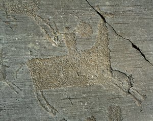 Prehistoria, cywilizacja Camunni, sztuka naskalna: nagrobna skała przedstawiająca wojownika na koniu z tarczą. Okres między neolitem a epoką brązu. Capo di Ponte, Park Narodowy Naquane Rock Carvings, Valcamonica, Val Camonica, Włochy autorstwa Prehistoric Prehistoric