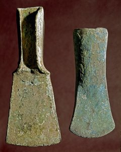 Prehistoria: grot topora i włóczni z krzemienia. Cywilizacja Apeninów (lub włoska epoka brązu). 1400-1300 pne. Perugia, Narodowe Muzeum Archeologiczne Umbrii