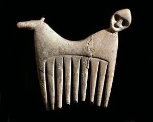 Prehistoria: grzebień kostny z głową człowieka i konia z wyspy Gotlandia. Era kamienia łupanego. Szwedzkie Muzeum Starożytności Narodowej, Sztokholm Szwecja