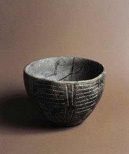 Prehistoria: ceramiczny wazon z grawerowanymi dekoracjami neolitycznymi z Caverna Delle Arene w Candide (Liguria). Pegli, Muzeum Villa Pallavicini autorstwa Prehistoric Prehistoric