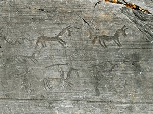 Prehistoria, cywilizacja Camunni, sztuka naskalna: nagrobek sceny polowania, myśliwy uderza włócznią. Okres między neolitem a epoką brązu. Capo di Ponte, Park Narodowy Naquane Rock Carvings, Valcamonica, Val Camonica, Włochy autorstwa Prehistoric Prehistoric