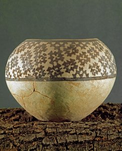Prehistoria: gliniana waza z geometrycznymi dekoracjami typu Anau ze stanowiska Gheoksjur (Turkmenistan Południowy). 4000-3500 pne Eneolityczny, epoka miedzi. Sankt Petersburg, Ermitaż, Rosja autorstwa Prehistoric Prehistoric