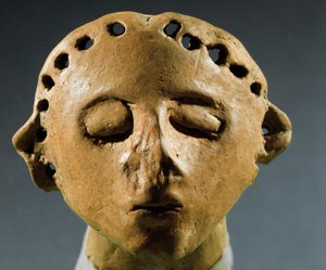 Prehistoria, kultura Cucuteni-Trypillia (Cucuteni Trypillia lub Tripolya): głowa glinianego posągu. 3000 pne Neolit, epoka kamienia. Kiszyniów (Kiszyniów), Historyczny Instytut Nauk Republiki Mołdawii