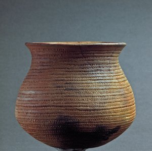Prehistoria, kultura Remedello: wazon w kształcie dzwonu z jaskini Santa Cristina, Fiesse koło Brescii. Wiek miedzi. Eneolityczny. 2200 pne. Rzym, Narodowe Muzeum Etnografii Prehistorycznej Luigi Pigorini autorstwa Prehistoric Prehistoric