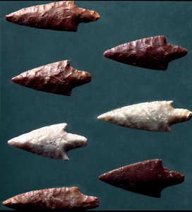 Prehistoria, kultura Rinaldone (Montefiascone): strzały z nekropolii Rinaldone. Wiek miedzi. Eneolityczny. 2200 pne. Rzym, Narodowe Muzeum Etnografii Prehistorycznej Luigi Pigorini autorstwa Prehistoric Prehistoric