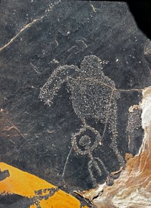 Prehistoria, sztuka naskalna: nagrobna skała postaci ludzkiej. Epoka kamienia 5000-2000 p.n.e. Taghit, Haut plateau du Hoggar (Ahaggar), Algieria autorstwa Prehistoric Prehistoric