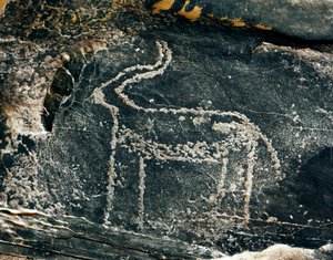 Prehistoria, sztuka naskalna: nagrobek przedstawiający antylopę. Epoka kamienia 5000-2000 p.n.e. Taghit, Haut plateau du Hoggar (Ahaggar), Algieria autorstwa Prehistoric Prehistoric