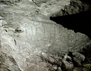 Prehistoria, sztuka naskalna: posępne przedstawienia na skale dwóch par wołów ciągnących wóz. Wiek miedzi. Okres eneolityczny (chalkolit). Roche n. 2. Cemmo (Brescia) Parco archeologico nazionale dei Massi di Cemmo, Włochy autorstwa Prehistoric Prehistoric