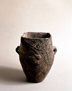 Prehistoria: waza z terakoty z kwadratowym otworem z epoki neolitu z Caverna Delle Arene w Candide (Liguria). Pegli, Muzeum Villa Pallavicini autorstwa Prehistoric Prehistoric