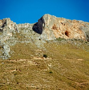 Prehistoria: kreta Monte Palmeto z jaskinią z okresu paleolitu. Monte Palmeto, Palermo (Palermo), Włochy autorstwa Prehistoric Prehistoric
