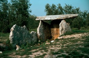 Prehistoria: widok na dolmen Chianca z korytarzem wejściowym. Epoka kamienia, neolit. VI-III wiek p.n.e. Bisceglie, Apulia, Włochy autorstwa Prehistoric Prehistoric