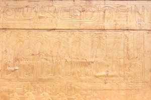 Zewnętrzna złota świątynia komory grobowej Tutenchamona, Muzeum Egipskie, Kair, Egipt autorstwa Prehistoric Prehistoric