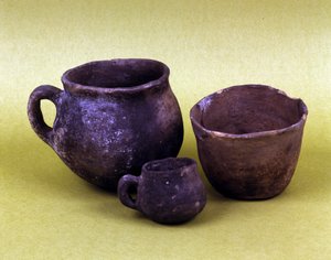 Waza i naczynia ludności Hunseans z Lagozza (3100 pne - 2200 pne) z północnych Włoch. Okres neolitu. autorstwa Prehistoric Prehistoric