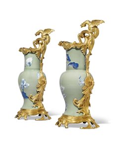 Para dzbanów w stylu Ludwika XV, porcelana 1662-1722, oprawy ok. 1745-49 (porcelana nasadzana na ormolu)