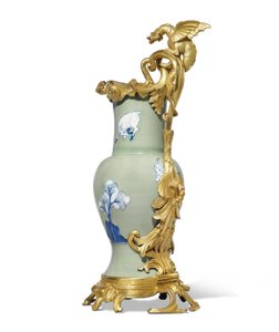 Jeden z pary dzbanów Ludwika XV, porcelana 1662-1722, oprawy ok. 1745-49 (porcelana nasadzana na ormolu)