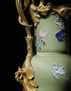 Jeden z pary dzbanów Ludwika XV, porcelana 1662-1722, oprawy ok. 1745-49 (porcelana nasadzana na ormolu)