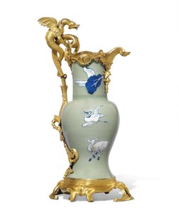 Jeden z pary dzbanów Ludwika XV, porcelana 1662-1722, oprawy ok. 1745-49 (porcelana nasadzana na ormolu)