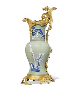 Jeden z pary dzbanów Ludwika XV, porcelana 1662-1722, oprawy ok. 1745-49 (porcelana nasadzana na ormolu)