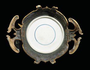 Jeden z pary dzbanów Ludwika XV, porcelana 1662-1722, oprawy ok. 1745-49 (porcelana nasadzana na ormolu)