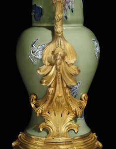 Jeden z pary dzbanów Ludwika XV, porcelana 1662-1722, oprawy ok. 1745-49 (porcelana nasadzana na ormolu)