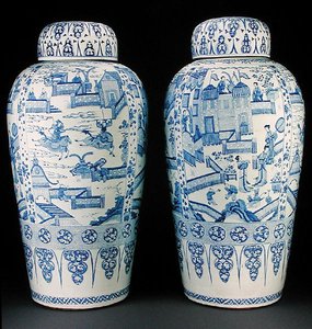 Para niebiesko-białych waz żołnierskich, ok. 1700 (porcelana) autorstwa Qing Dynasty Chinese School