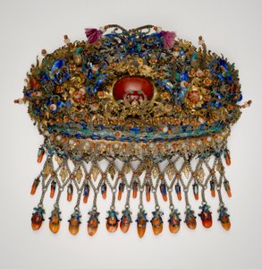 Pozłacane nakrycie głowy z motywami ptaków, kwiatów, motyli i bambusa autorstwa Qing Dynasty Chinese School
