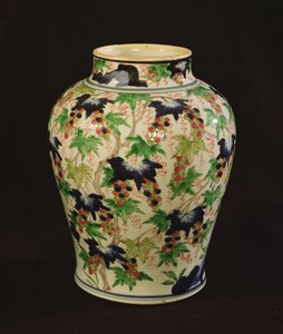 Słoik ozdobiony winoroślami i kiściami winogron (ceramiczny)