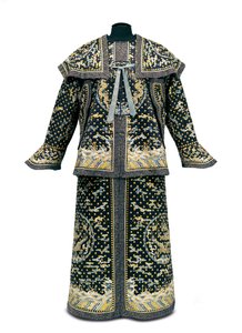 Rzadki ceremonialny mundur imperialnego gwardzisty, okres Qianlong / Jiaqing (1736-1820) (jedwabna satyna) (patrz także 992766-7) autorstwa Qing Dynasty Chinese School