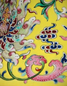 Fragment jednego z pary wazonów z różami cesarskiej rodziny (ceramiczne)