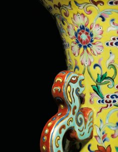 Fragment jednego z pary wazonów z różami cesarskiej rodziny (ceramiczne)