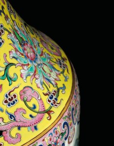 Fragment jednego z pary wazonów z różami cesarskiej rodziny (ceramiczne)