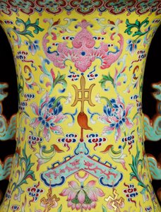 Fragment jednego z pary wazonów z różami cesarskiej rodziny (ceramiczne)