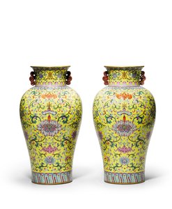 Para żółtych mielonych famille wazonów z różami (ceramiczne)