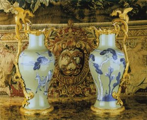 Para dzbanów w stylu Ludwika XV, porcelana 1662-1722, oprawy ok. 1745-49 (porcelana nasadzana na ormolu)