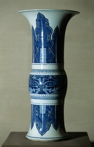 Niebiesko-biały wazon porcelanowy