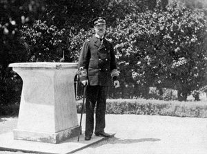 Król Grecji Jerzy I 1845-1913 w swoim ogrodzie w Atenach, 1908.