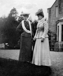 Mary of Teck 1867-1953, księżna Walii, z księżną Aosty, 1908.